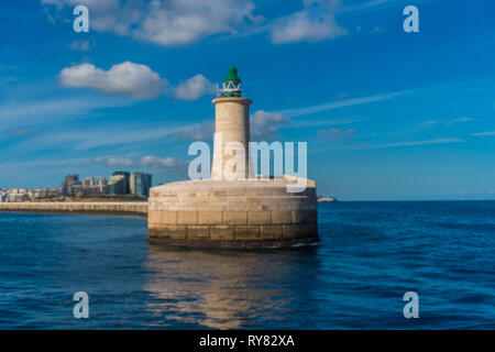 Le phare vert dans le Grand Port de La Valette ville - capitale de Malte. L'île de Malte. Mer Méditerranée Banque D'Images