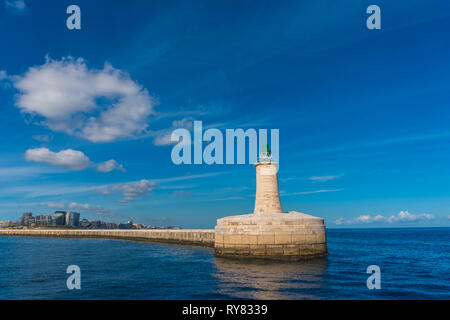 Le phare vert dans le Grand Port de La Valette ville - capitale de Malte. L'île de Malte. Mer Méditerranée Banque D'Images