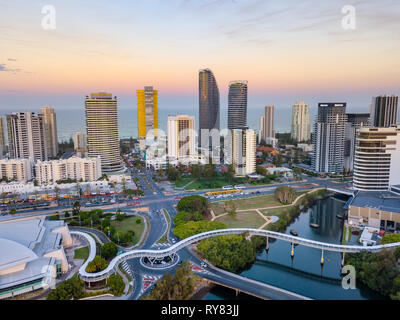 Une vue aérienne de Broadbeach sur la Côte d'or au coucher du soleil - 12 mars 2019 - Broadbeach, Gold Coast, Queensland, Australie Banque D'Images