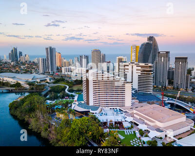 Une vue aérienne de Broadbeach sur la Côte d'or au coucher du soleil - 12 mars 2019 - Broadbeach, Gold Coast, Queensland, Australie Banque D'Images