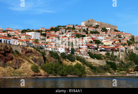 L'île de Lesbos, de Molyvos, Grèce. L'un des plus pittoresques villages traditionnels de Grèce, la ville médiévale de Molyvos (ou Mithimna). Banque D'Images