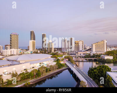 Une vue aérienne de Broadbeach sur la Côte d'or au coucher du soleil - 12 mars 2019 - Broadbeach, Gold Coast, Queensland, Australie Banque D'Images