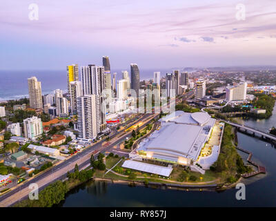 Une vue aérienne de Broadbeach sur la Côte d'or au coucher du soleil - 12 mars 2019 - Broadbeach, Gold Coast, Queensland, Australie Banque D'Images