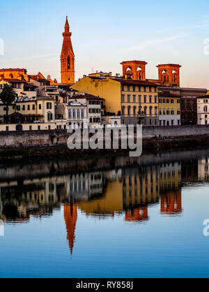 Réflexions des maisons sur l'Arno à Florence Banque D'Images