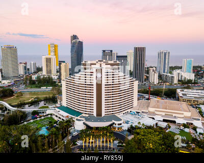 Une vue aérienne de Broadbeach sur la Côte d'or au coucher du soleil - 12 mars 2019 - Broadbeach, Gold Coast, Queensland, Australie Banque D'Images