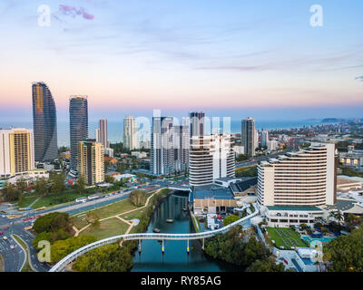 Une vue aérienne de Broadbeach sur la Côte d'or au coucher du soleil - 12 mars 2019 - Broadbeach, Gold Coast, Queensland, Australie Banque D'Images