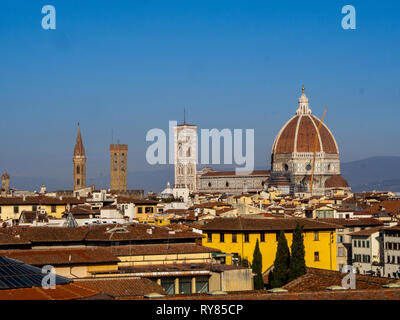 Cathédrale de Santa Maria del Fiore, à Florence et son baptistère vu de loin Banque D'Images