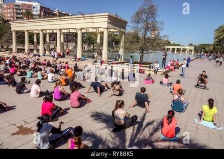 Des foules de personnes exercent leur corps à l'extérieur dans le parc Turia, en face du Palais de la musique, Valence Espagne personnes actives Banque D'Images