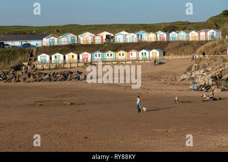 Bude, Cornwall, England, UK. Mars 2019. Cabines de plage donnent sur la plage de Bude Cornouailles du nord d'une station de vacances. Banque D'Images