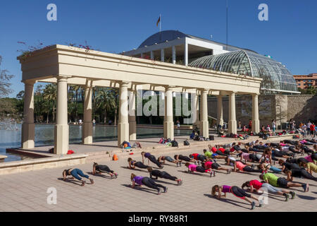 La foule exerce son corps à l'extérieur dans le parc de Valence Turia, en face du Palais de la musique, Valencia Espagne style de vie Banque D'Images