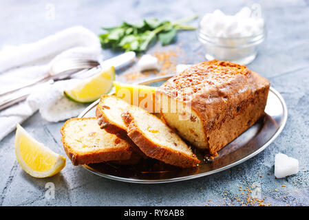 Keks avec citron sur plaque et sur une table Banque D'Images