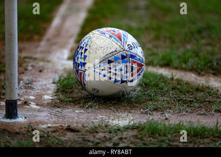 9 mars 2019, Oakwell, Barnsley, Angleterre ; Sky Bet la League One, Barnsley vs Accrington Stanley ; Match ball, un coin à Barnsley Crédit : John Hobson/News Images images Ligue de football anglais sont soumis à licence DataCo Banque D'Images