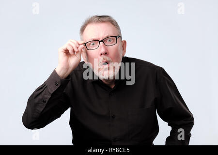 Man costume noir avec visage étonné comme s'il est si un grand prix de vente. Banque D'Images