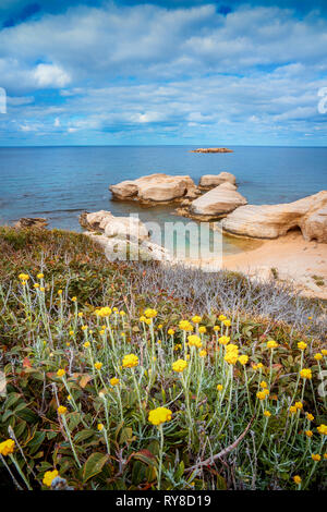 Les grottes de la mer sur le littoral de la baie de Corail, Chypre, Peyia, Paphos district Banque D'Images