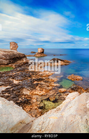 Les grottes de la mer sur le littoral de la baie de Corail, Chypre, Peyia, Paphos district Banque D'Images