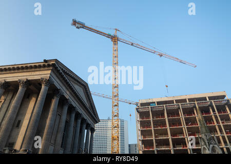 Birmingham, West Midlands / UK - 24 Février 2019 : comité permanent de grue à tour dans la région de Centenary Square entre la Mairie et un bâtiment en construction. Banque D'Images