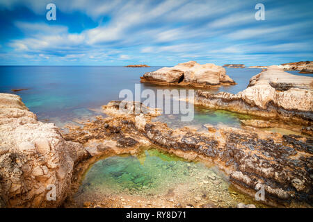 Les grottes de la mer sur le littoral de la baie de Corail, Chypre, Peyia, Paphos district Banque D'Images