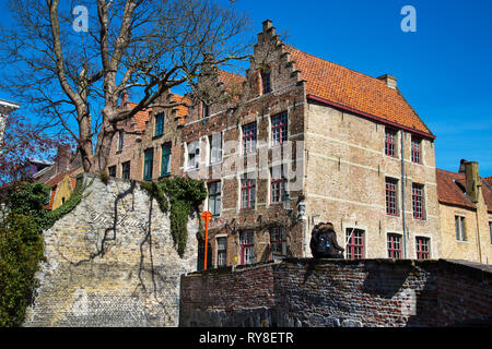 Bruges, Belgique - 10 Avril 2016 : paysage urbain pittoresque avec des maisons, le pont et le couple en selfies Bruges, Belgique Banque D'Images