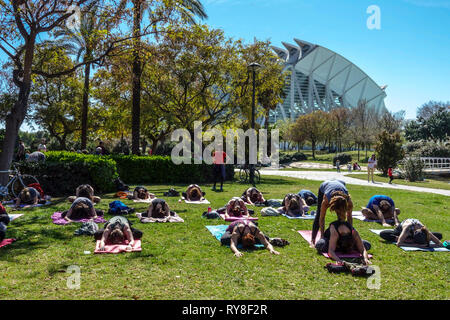 Valencia Turia Park, les gens se rencontrent dans le parc et pratiquent le yoga Espagne groupe de cours de yoga dans le jardin Valencia Science Park Banque D'Images