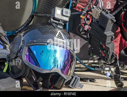 BASINGSTOKE, Royaume-Uni - 11 mars 2019 : Spécialiste de marque casque pour les industries de la gravité d'être portés par un projet pilote à utiliser avec un individu qui jet pack Banque D'Images