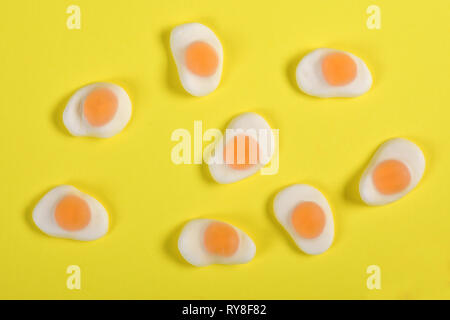 Groupe d'egg fried sur fond jaune Banque D'Images