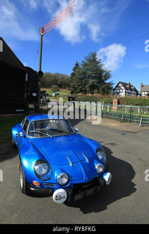 Un 1970 Alpine A110 Berlinette garée au soleil. Banque D'Images