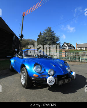 Un 1970 Alpine A110 Berlinette garée au soleil. Banque D'Images