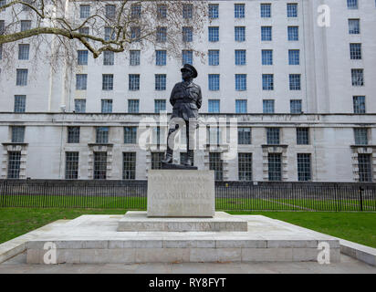 Statue du maréchal vicomte Alan Brooke sur Raleigh vert, Whitehall, Londres, UK Banque D'Images