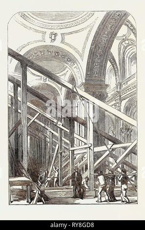 Les préparatifs pour les funérailles du duc de Wellington, dans la Cathédrale St Paul : voir dans le collatéral Sud, 1852 Banque D'Images