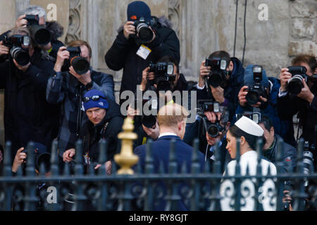 HRH le prince Harry, duc de Sussex et sa femme très enceinte, Meghan, duchesse de Sussex, assiégés par les photographes à leur arrivée à Westminster Banque D'Images