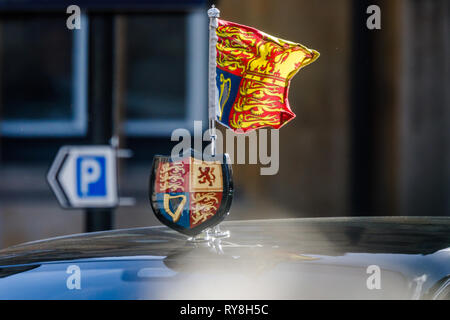 Royal Standard armoiries et drapeau, sur le dessus de Sa Majesté la Reine voiture. Banque D'Images