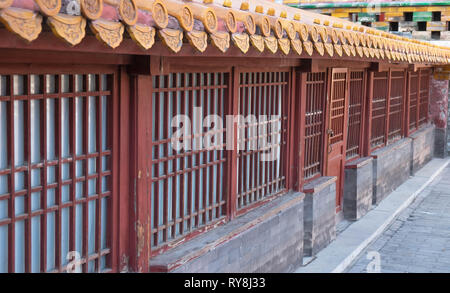 Beijing, Chine JAN 16 2019 : la Cité interdite - palais vieux rouge porte avec le papier abd les briques. La part de l'intérieur de la cité interdite palais. C'est la lo Banque D'Images