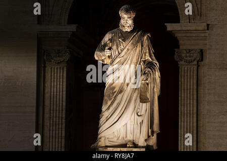 Statue de Saint Pierre de nuit (par Giuseppe De Fabris) - la place Saint Pierre - Vatican - Rome Banque D'Images