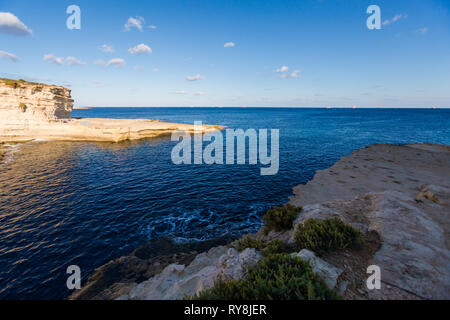 La piscine plage et lagon de l'île de Malte. Beau paysage dans le sud de l'Europe. Banque D'Images