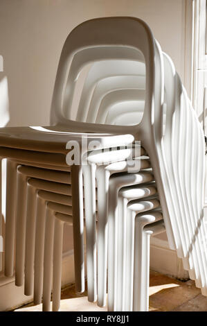 'Pile de chaises blanches au TEFL Lab à Londres, Angleterre Banque D'Images