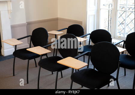 'Chaises avec des bureaux, à l'attaché de laboratoire TEFL à Londres, Angleterre Banque D'Images