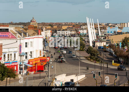 Southend on Sea, Essex, ville balnéaire britannique par une journée ensoleillée. Marine Parade, arcades d'attractions, Kursaal, plage et hauts tours d'éclairage Banque D'Images