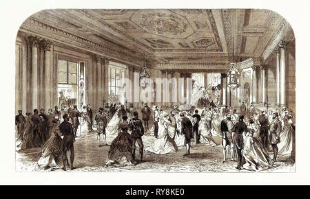 Lord et lady Dufferin et leur suite de la Reine : Grand Hall d'entrée du palais de Buckingham 1868 Banque D'Images