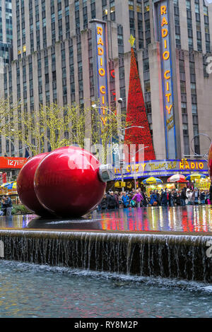 Ornements de Noël géant, Reflecting Pool, 1251 Avenue of the Americas, New York City, USA Banque D'Images