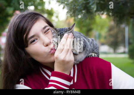 Portrait d'une adolescente avec un chat Banque D'Images