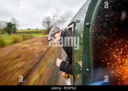 Ben pilote,Evason vérifie la ligne qu'il effluves SR ? ? ?marine marchande ? ? ? N° du Pacifique 35006 ? ? ?Peninsular & Oriental SN Co ? ? ? À l'hippodrome de Cheltenham sur un patrimoine spécial machine à vapeur express de Toddington sur le Gloucestershire Warwickshire Steam Railway, où les amateurs de course sont traités pour une période de voyage, le premier jour du festival. Banque D'Images