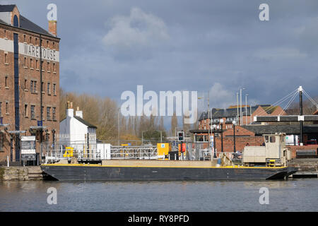 Les réparations de verrouillage et de dragage au bassin principal de Gloucester Docks dans le sud de l'Angleterre Banque D'Images