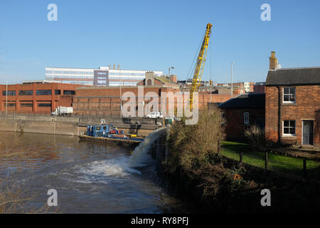 Les réparations de verrouillage et de dragage au bassin principal de Gloucester Docks dans le sud de l'Angleterre Banque D'Images