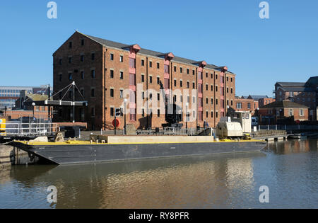 Les réparations de verrouillage et de dragage au bassin principal de Gloucester Docks dans le sud de l'Angleterre Banque D'Images