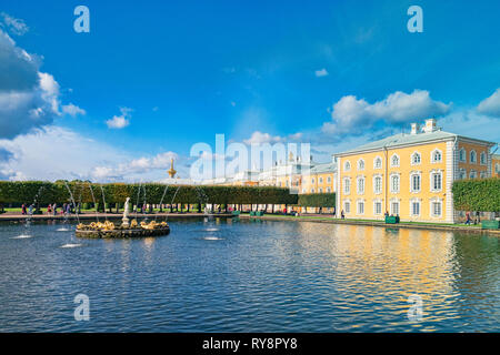 18 Septembre 2018 : St Petersburg, Russie - Peterhof Palace Gardens, avec fontaine et du lac, sur une après-midi ensoleillée d'automne. Banque D'Images