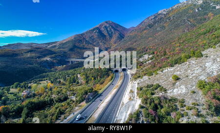 La longue route pont sur le côté de la Appenine montagnes en Italie à partir de la gamme de montagne dans la ville Banque D'Images