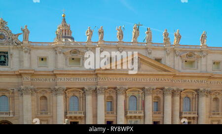 La Basilique de Saint Pierre dans la Cité du Vatican Rome Italie avec beaucoup de statues de saint sur le dessus Banque D'Images