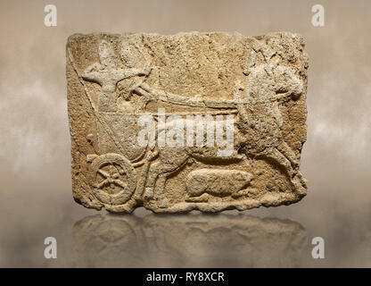 Photo de secours monumental Hittite orthostat sculpté panneau en pierre. Calcaire, Karkamıs Kargamıs), (, Karkemish (Karkemish), 900-700 B.C. carri Chasse Banque D'Images