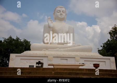 L'Asie, Sri Lanka, Mihintale, grande statue de bouddha blanc Banque D'Images