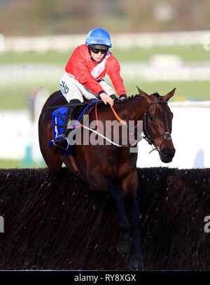 Rachael Jockey Blackmore sur le chemin pour gagner la Close Brothers Novices' Handicap Chase sur A Plus tard au cours de la journée Champion 2019 Cheltenham Festival à l'Hippodrome de Cheltenham. Banque D'Images